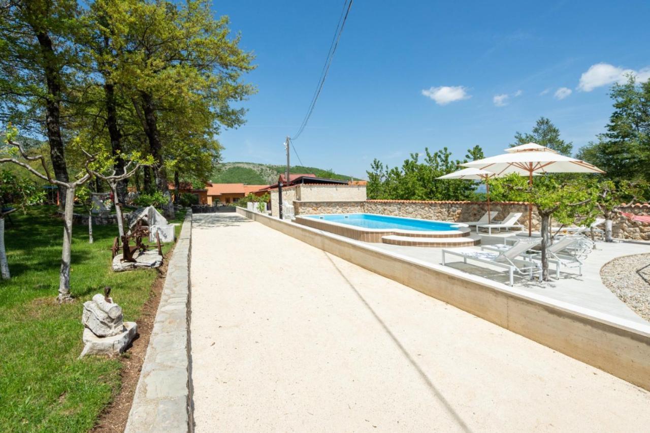 Holiday Home With Swimming Pool, Donkeys And Horses Vrlika Exterior photo
